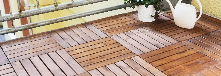 Holzfliesen auf einem Balkon